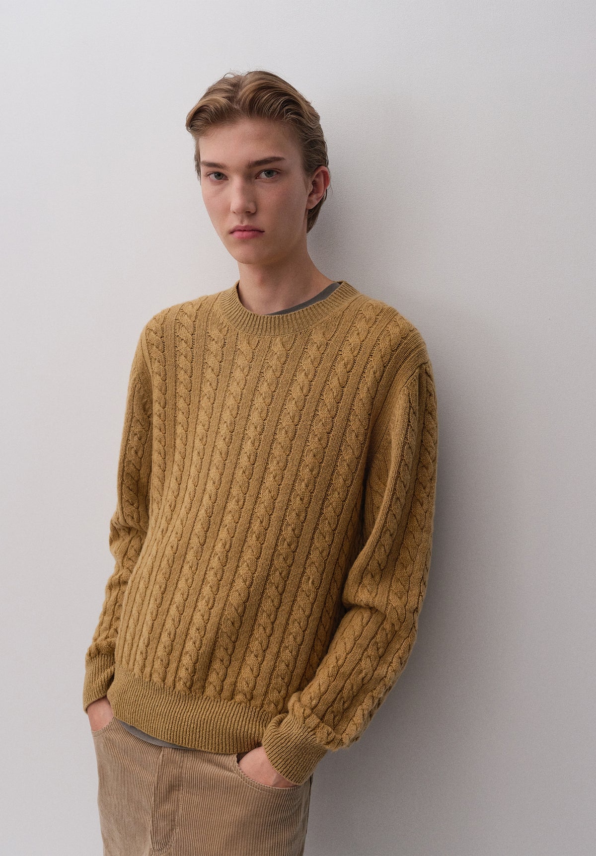 Weiter tabakbrauner Zopfstrickpullover