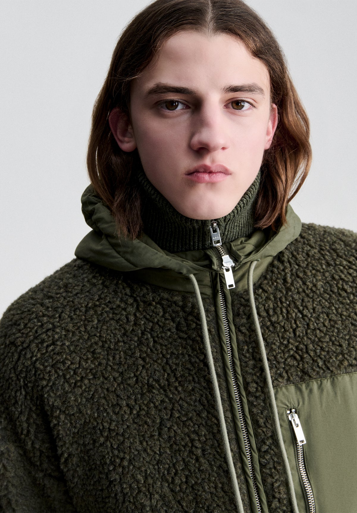 Khakifarbene Fleecejacke mit Kapuze