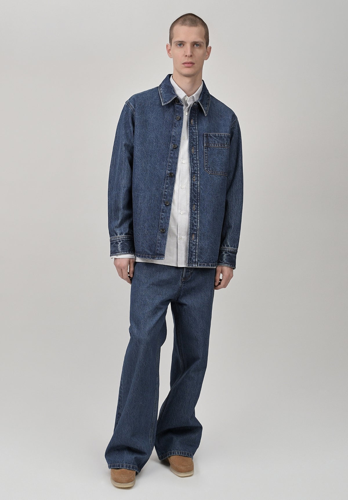 Weit geschnittenes Overshirt aus verwaschenem Indigo-Denim