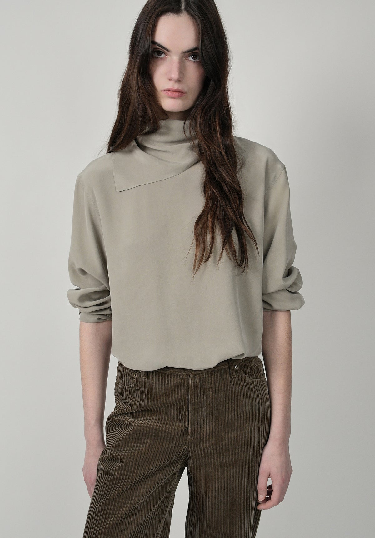 Blouse en soie vert amande à col foulard 