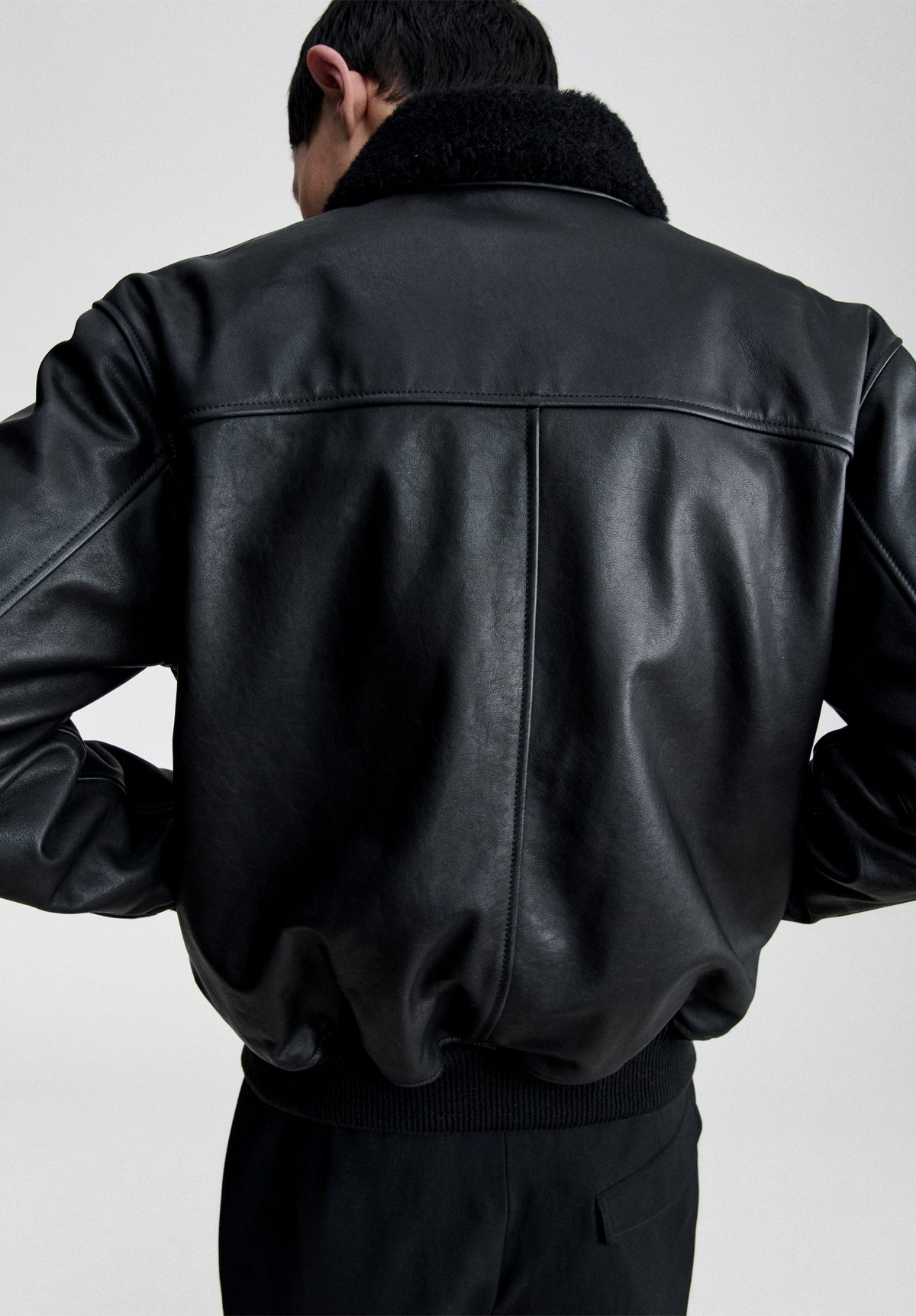 Schwarze Bomberjacke aus Leder
