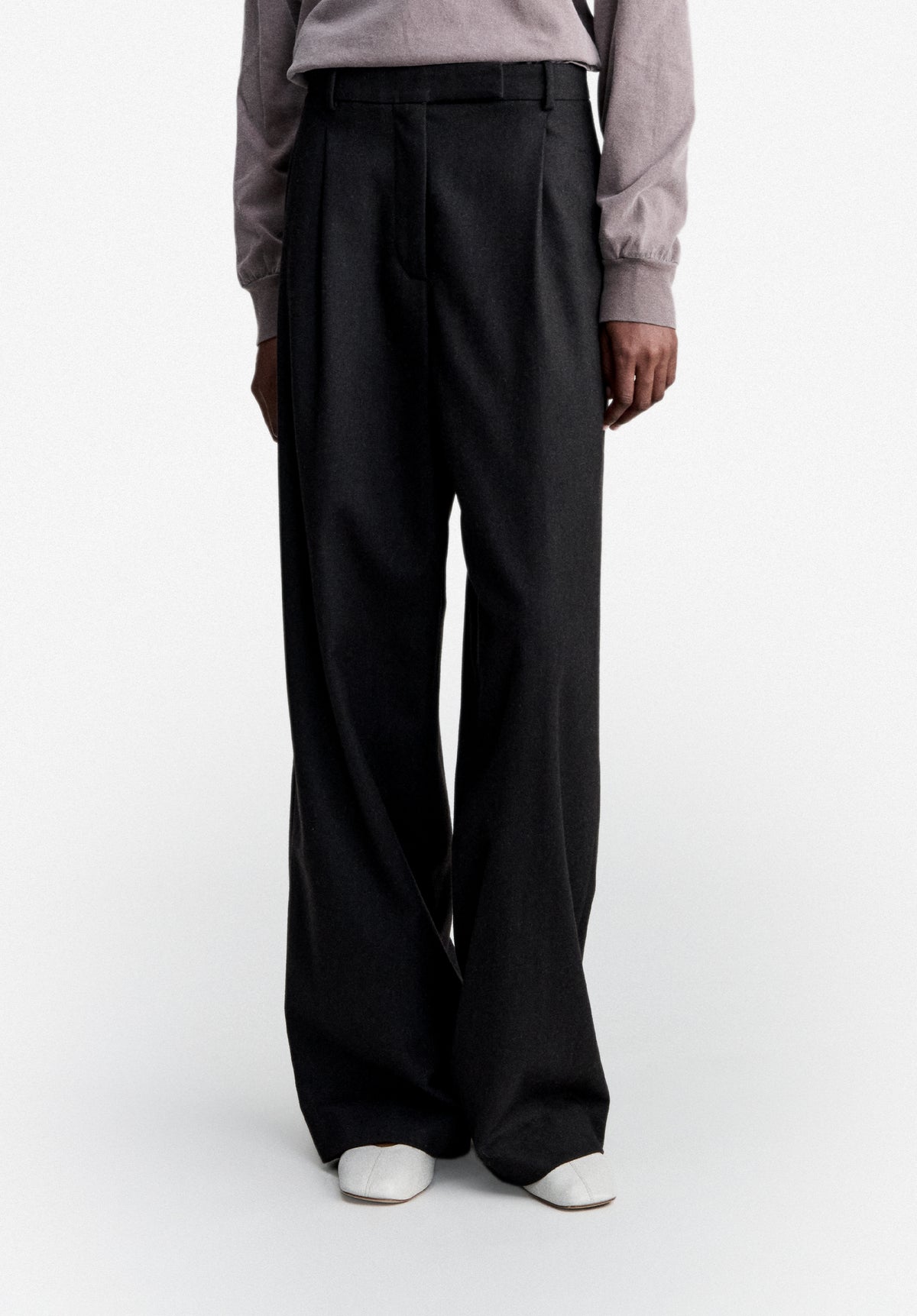 Loose-fit dark brown trousers with pleats - 3